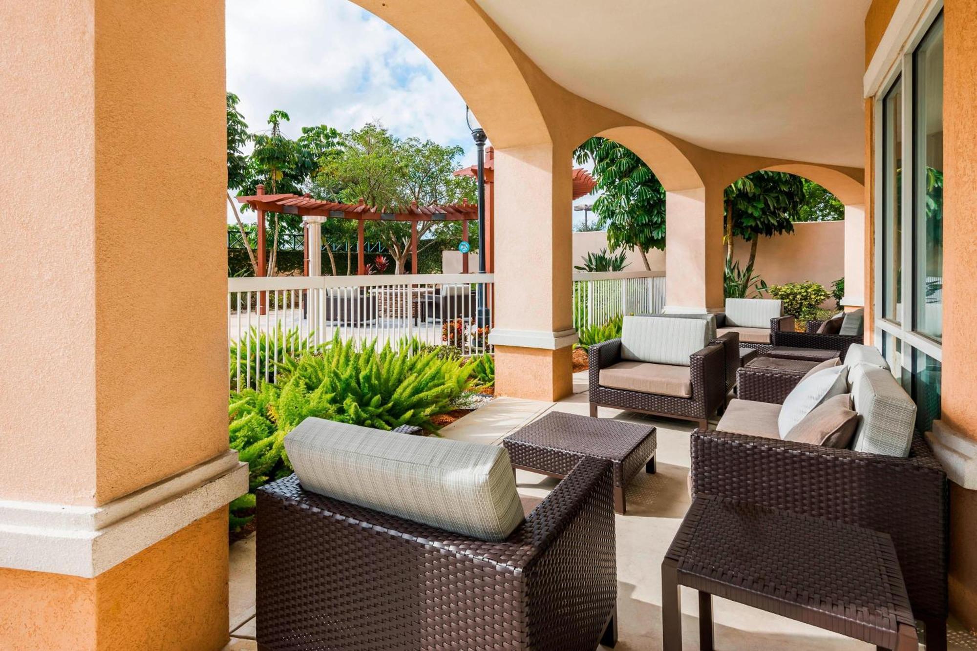 Courtyard Fort Myers At I-75 And Gulf Coast Town Center Estero Exteriör bild